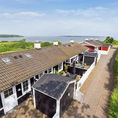 Isbiorn - 300m From The Sea By Interhome